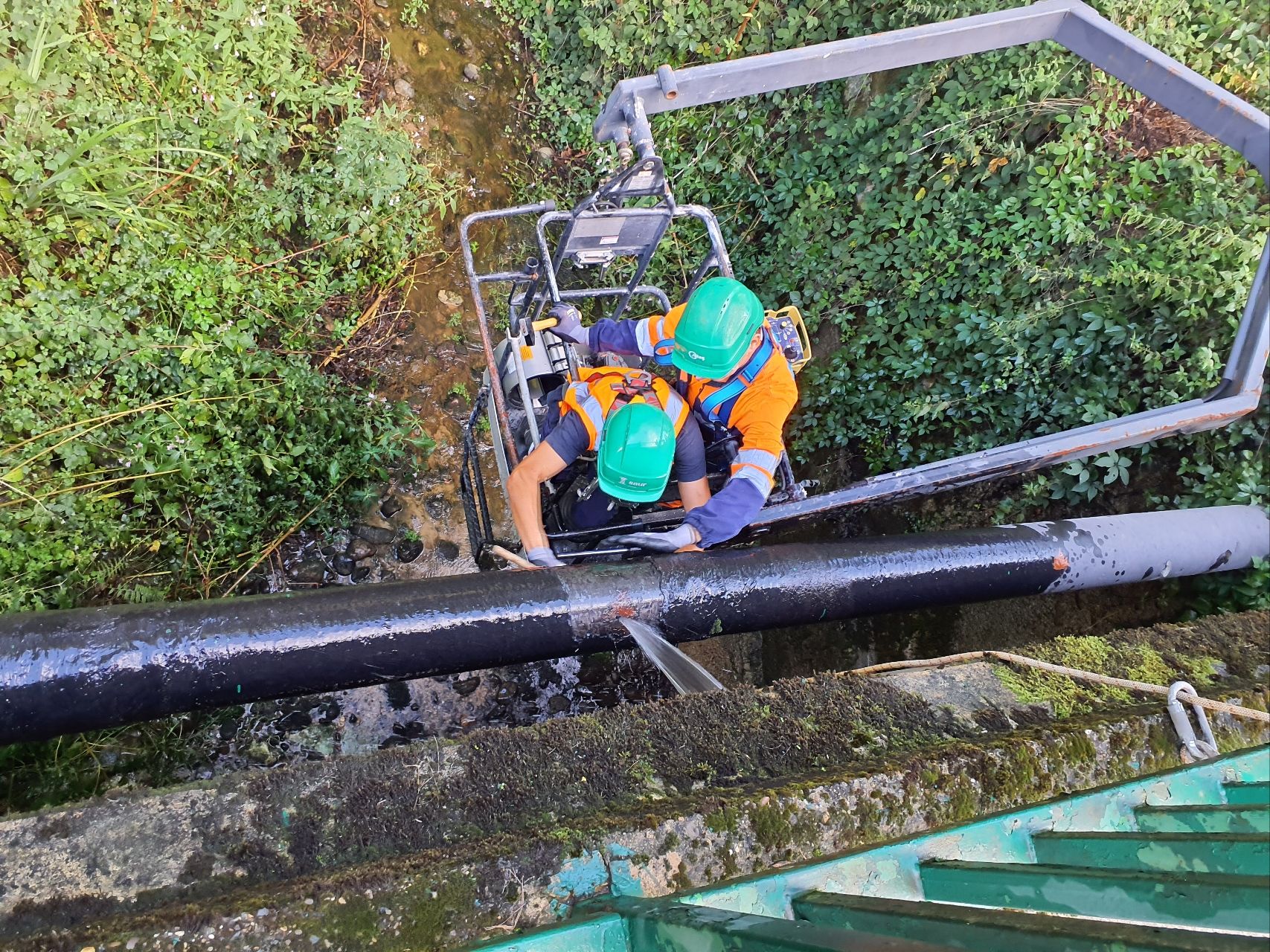 Repairing a suspended water pipe in 30mins